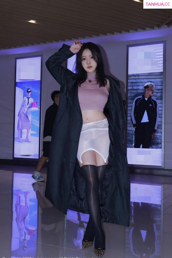   [XiuRen]高清写真图 2024.11.22 No.9489 小薯条nienie 黑丝美腿第2张图片